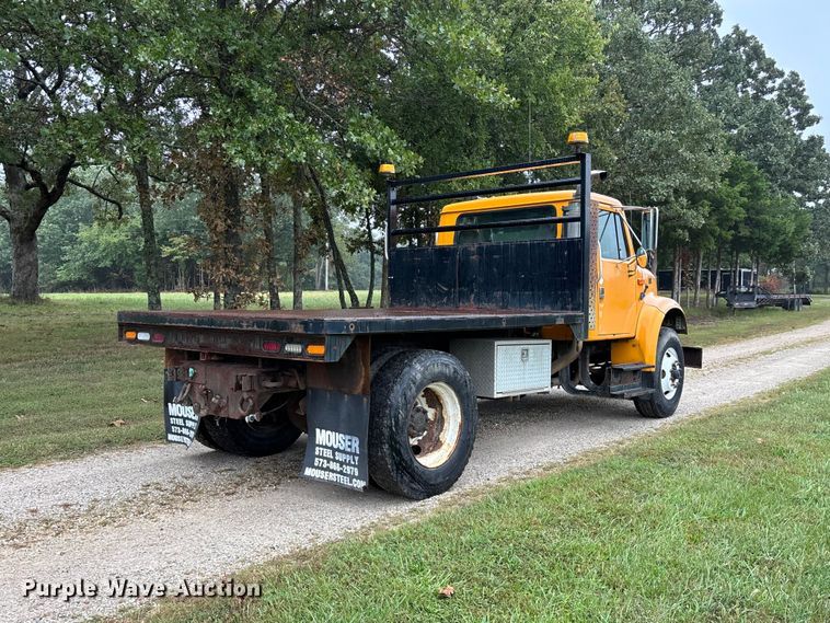 image for item FG0706 2002 International 4900 flatbed truck