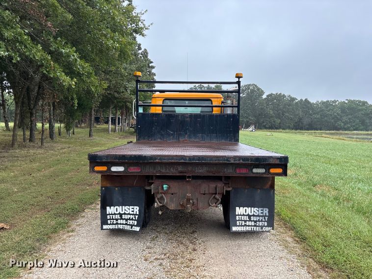 image for item FG0706 2002 International 4900 flatbed truck