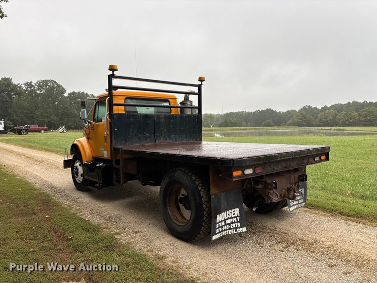 image for item FG0706 2002 International 4900 flatbed truck