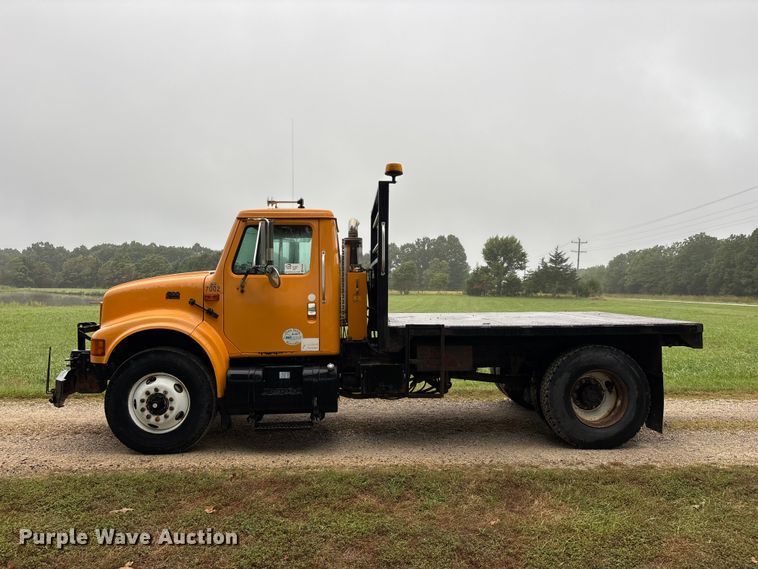 image for item FG0706 2002 International 4900 flatbed truck