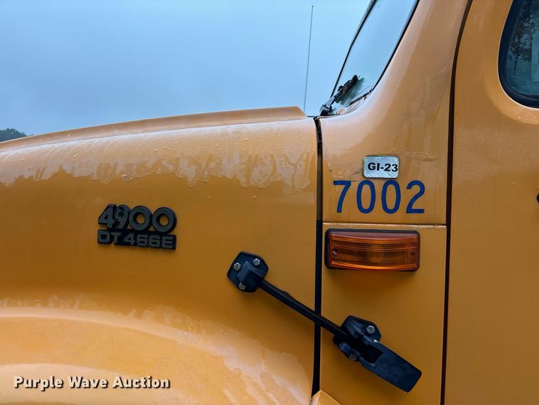 image for item FG0706 2002 International 4900 flatbed truck