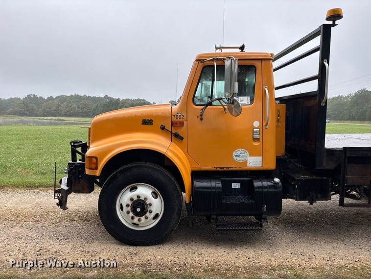image for item FG0706 2002 International 4900 flatbed truck