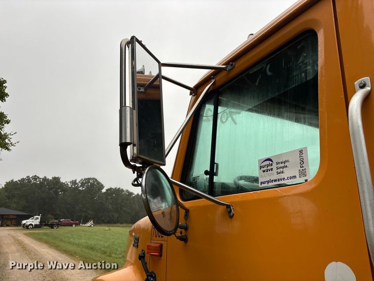 image for item FG0706 2002 International 4900 flatbed truck