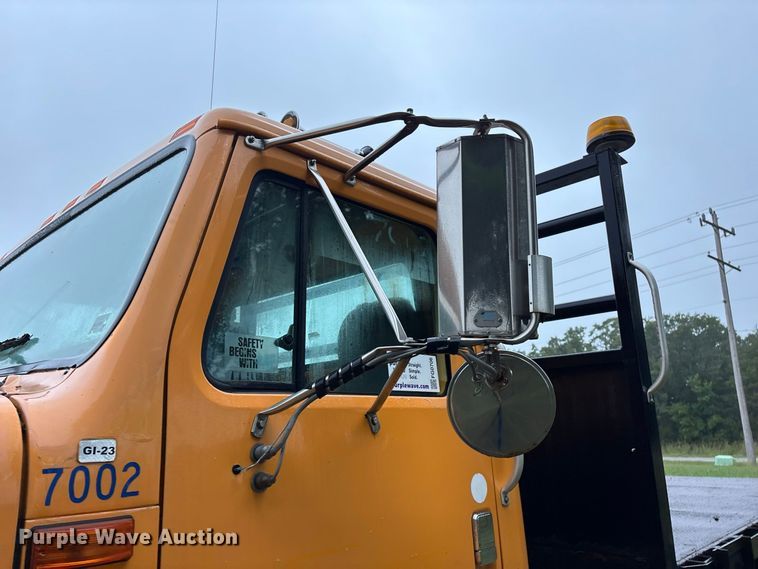 image for item FG0706 2002 International 4900 flatbed truck
