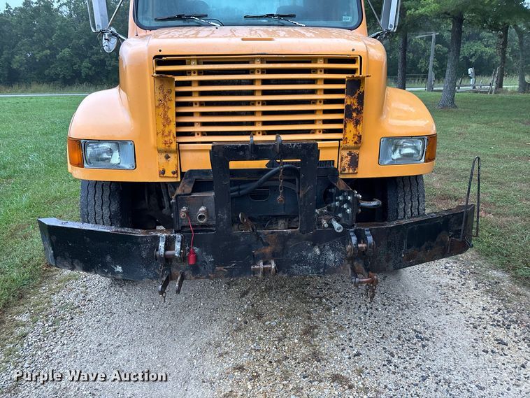 image for item FG0706 2002 International 4900 flatbed truck