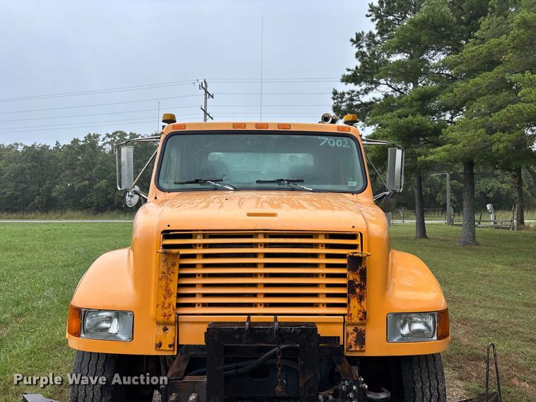 image for item FG0706 2002 International 4900 flatbed truck