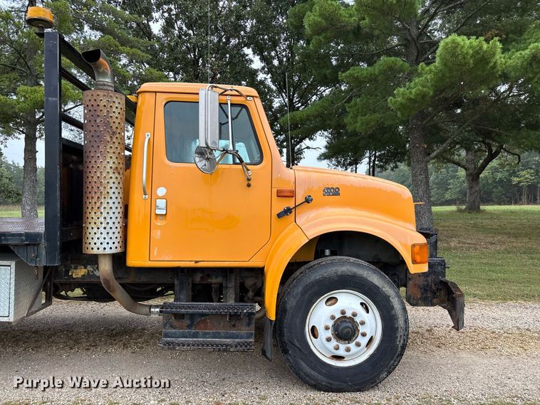 image for item FG0706 2002 International 4900 flatbed truck