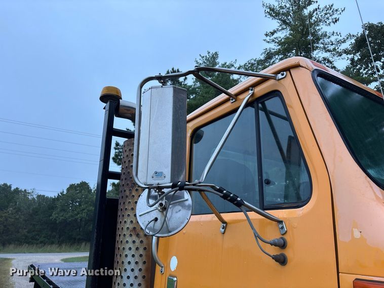 image for item FG0706 2002 International 4900 flatbed truck
