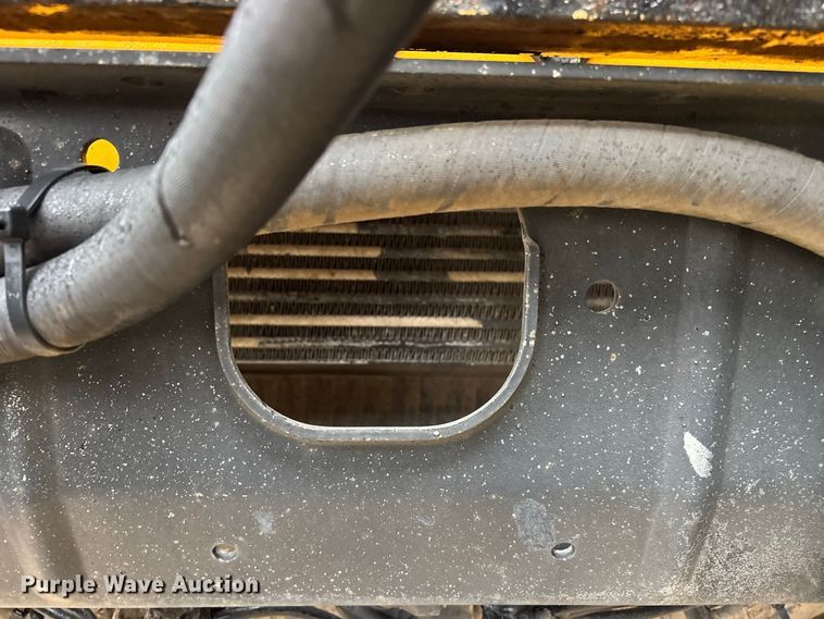 image for item FG0706 2002 International 4900 flatbed truck