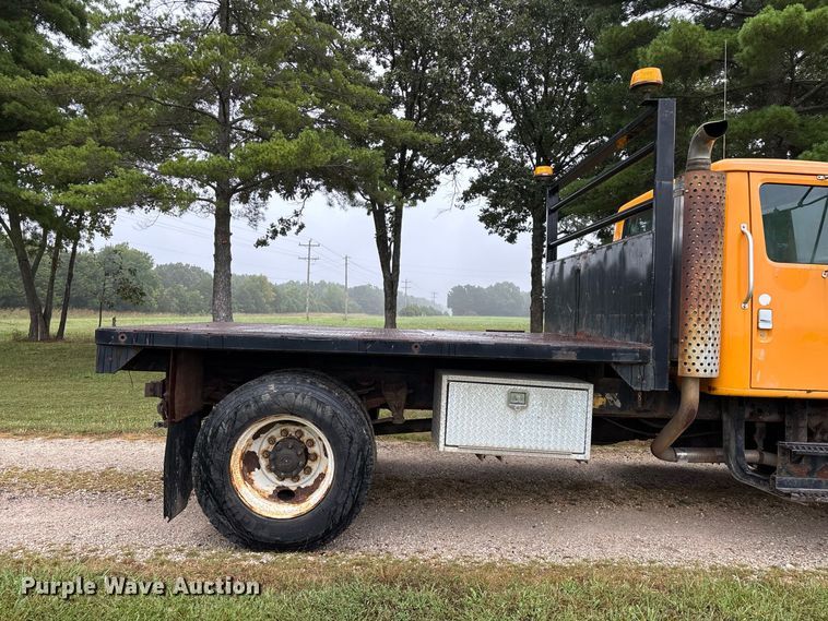 image for item FG0706 2002 International 4900 flatbed truck
