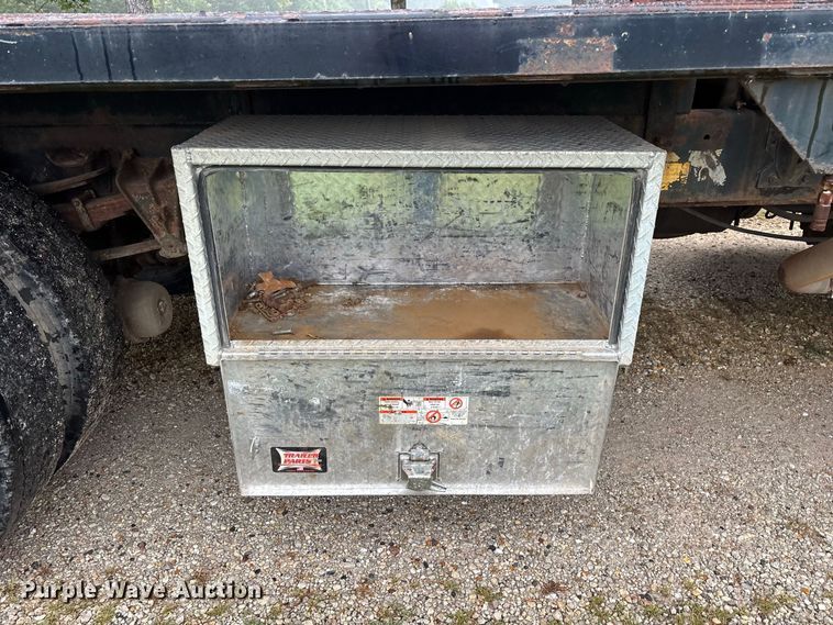 image for item FG0706 2002 International 4900 flatbed truck