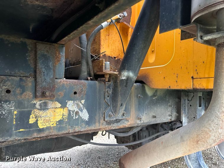 image for item FG0706 2002 International 4900 flatbed truck