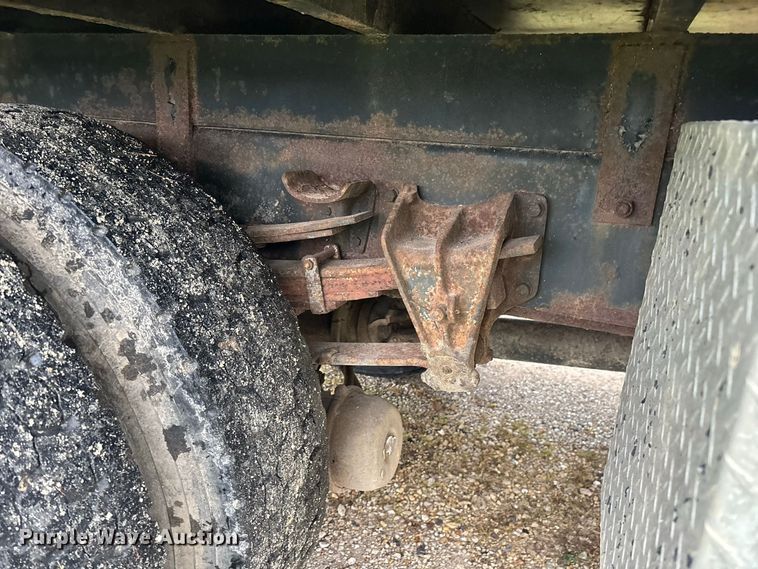 image for item FG0706 2002 International 4900 flatbed truck