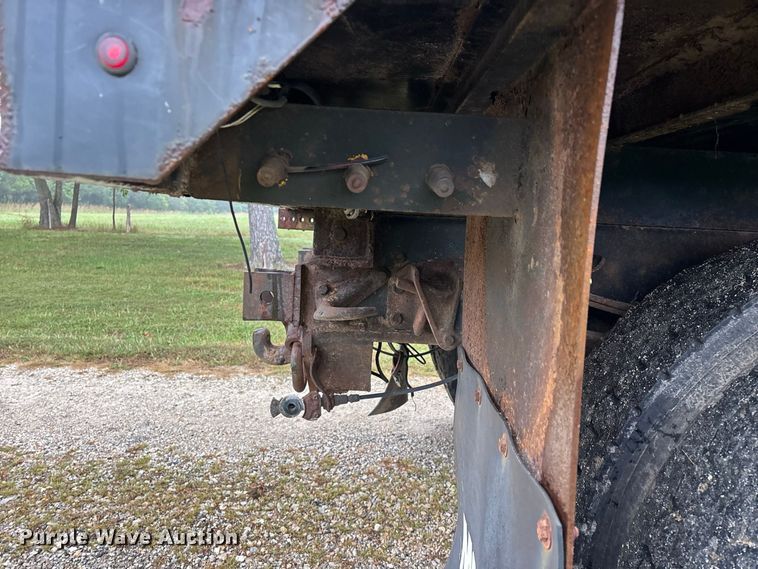 image for item FG0706 2002 International 4900 flatbed truck