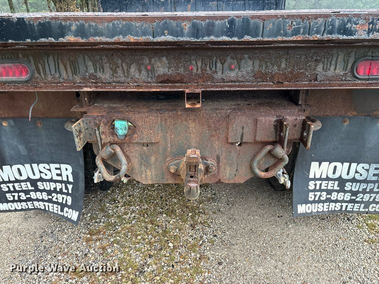 image for item FG0706 2002 International 4900 flatbed truck