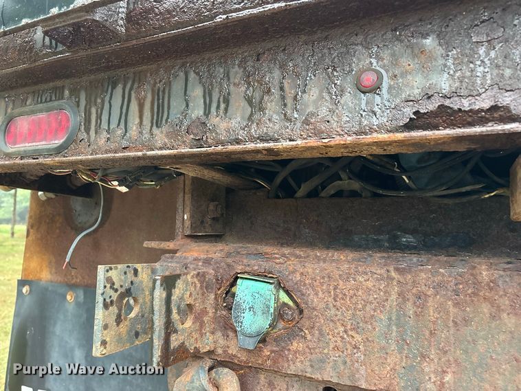 image for item FG0706 2002 International 4900 flatbed truck