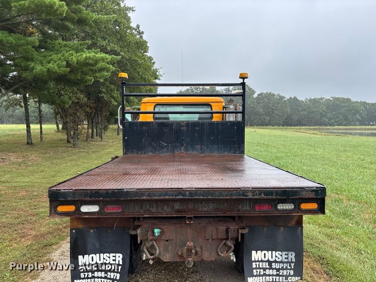 image for item FG0706 2002 International 4900 flatbed truck
