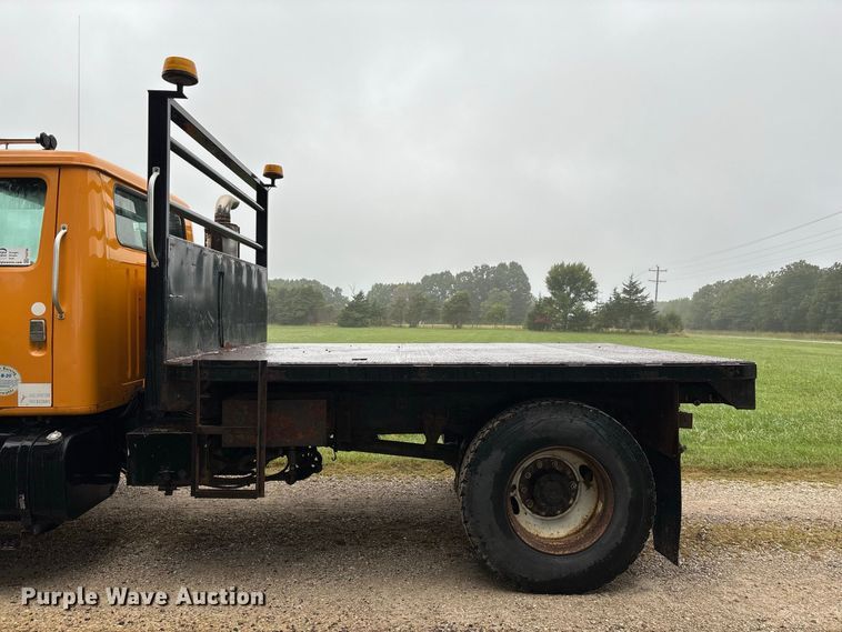 image for item FG0706 2002 International 4900 flatbed truck