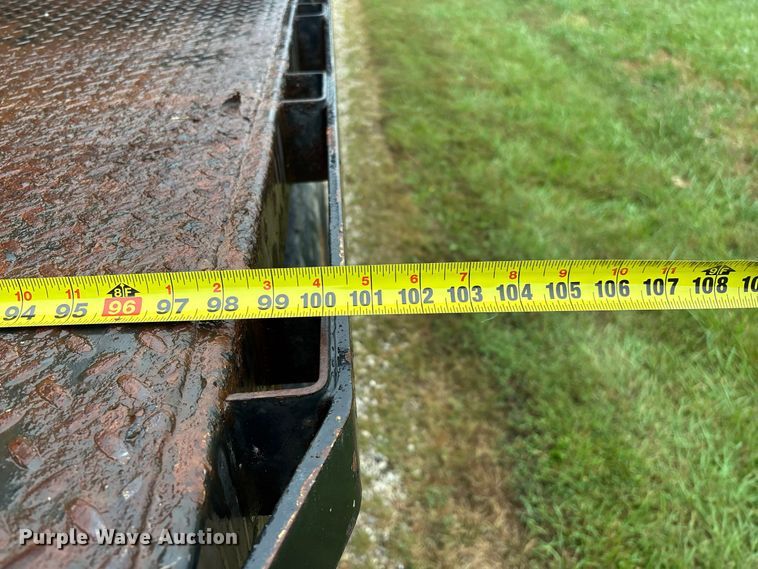 image for item FG0706 2002 International 4900 flatbed truck