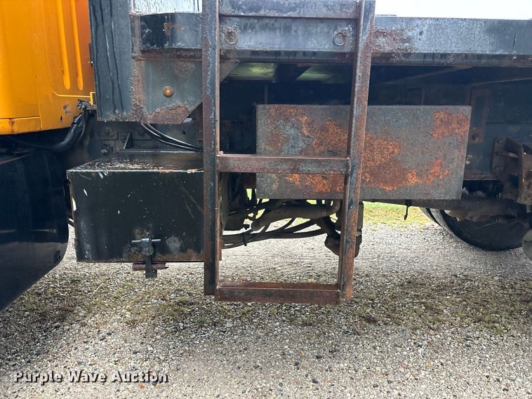 image for item FG0706 2002 International 4900 flatbed truck