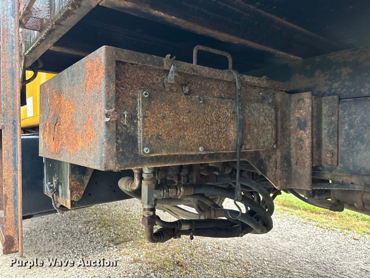 image for item FG0706 2002 International 4900 flatbed truck