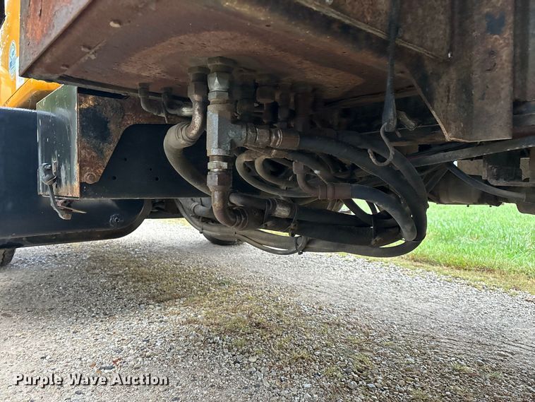 image for item FG0706 2002 International 4900 flatbed truck