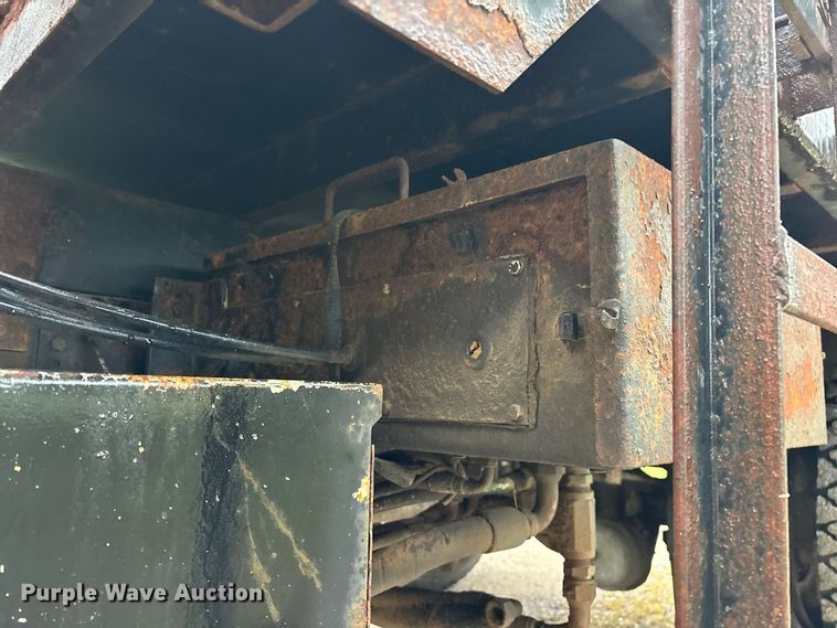 image for item FG0706 2002 International 4900 flatbed truck
