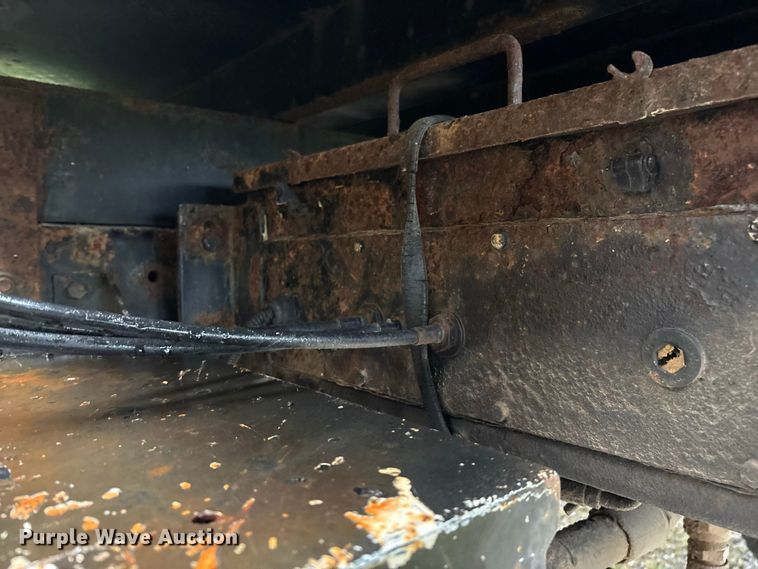 image for item FG0706 2002 International 4900 flatbed truck