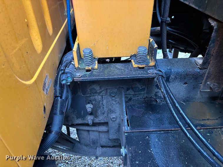 image for item FG0706 2002 International 4900 flatbed truck