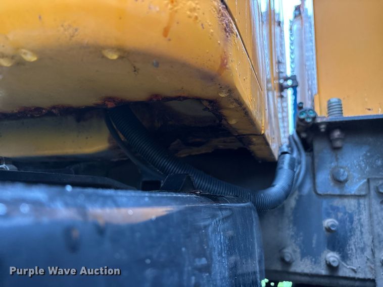 image for item FG0706 2002 International 4900 flatbed truck