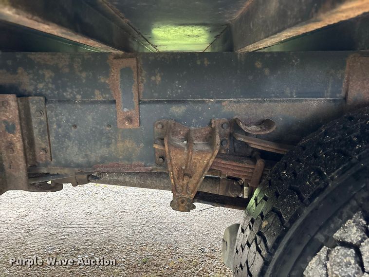 image for item FG0706 2002 International 4900 flatbed truck