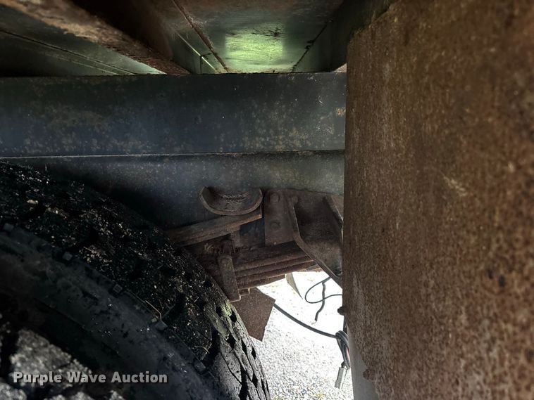image for item FG0706 2002 International 4900 flatbed truck