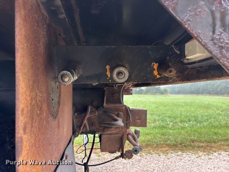 image for item FG0706 2002 International 4900 flatbed truck