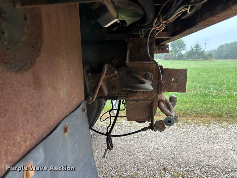 image for item FG0706 2002 International 4900 flatbed truck