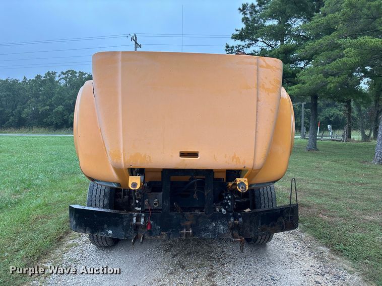 image for item FG0706 2002 International 4900 flatbed truck