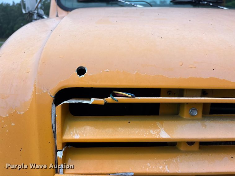 image for item FG0706 2002 International 4900 flatbed truck