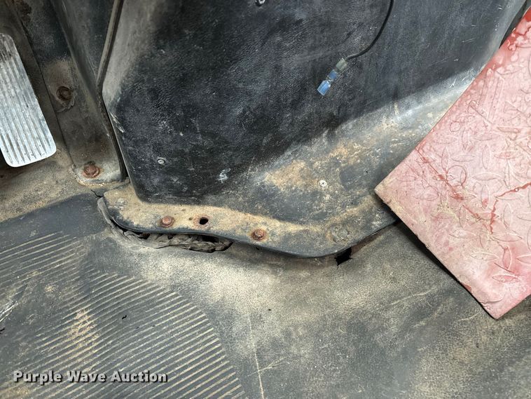 image for item FG0706 2002 International 4900 flatbed truck