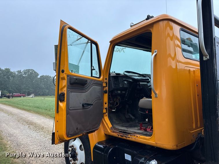 image for item FG0706 2002 International 4900 flatbed truck