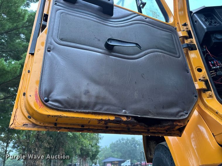 image for item FG0706 2002 International 4900 flatbed truck