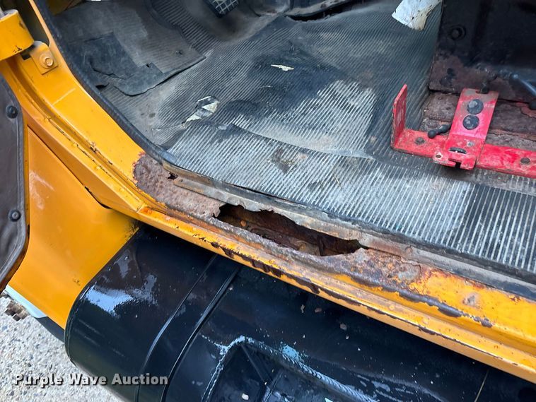 image for item FG0706 2002 International 4900 flatbed truck