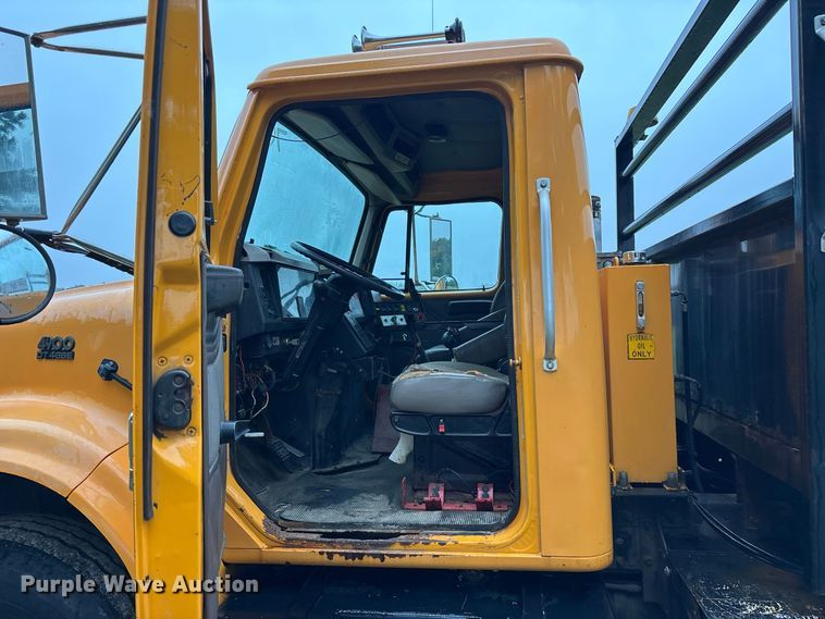 image for item FG0706 2002 International 4900 flatbed truck