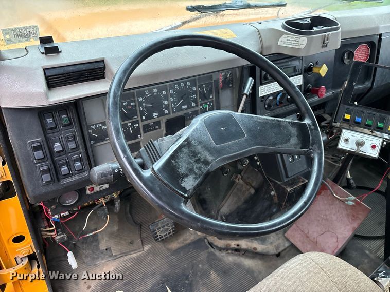 image for item FG0706 2002 International 4900 flatbed truck