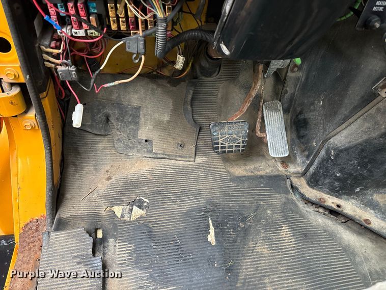 image for item FG0706 2002 International 4900 flatbed truck