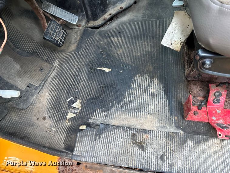 image for item FG0706 2002 International 4900 flatbed truck