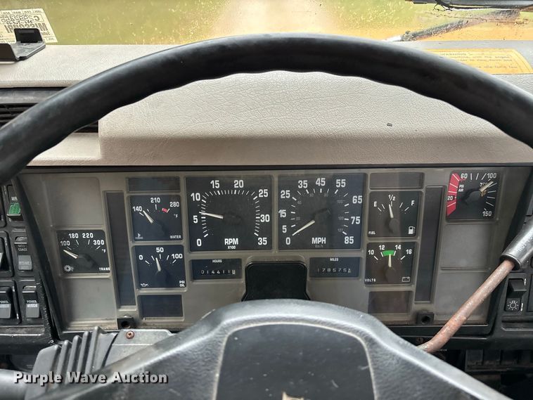 image for item FG0706 2002 International 4900 flatbed truck