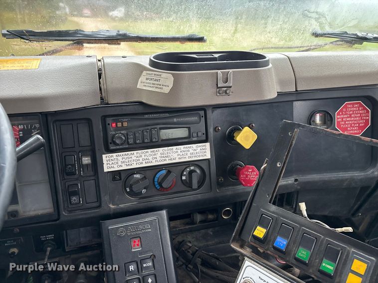 image for item FG0706 2002 International 4900 flatbed truck