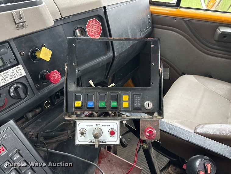 image for item FG0706 2002 International 4900 flatbed truck