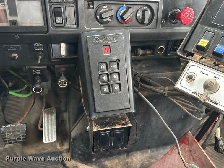image for item FG0706 2002 International 4900 flatbed truck