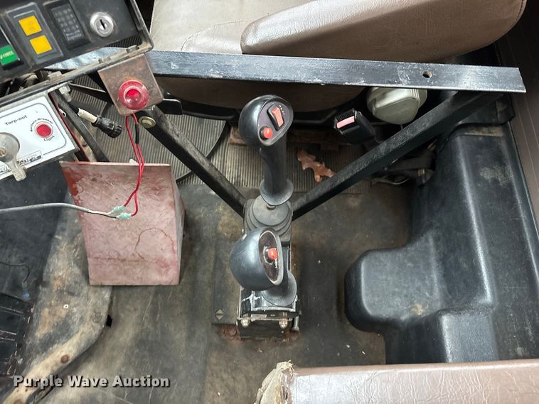image for item FG0706 2002 International 4900 flatbed truck