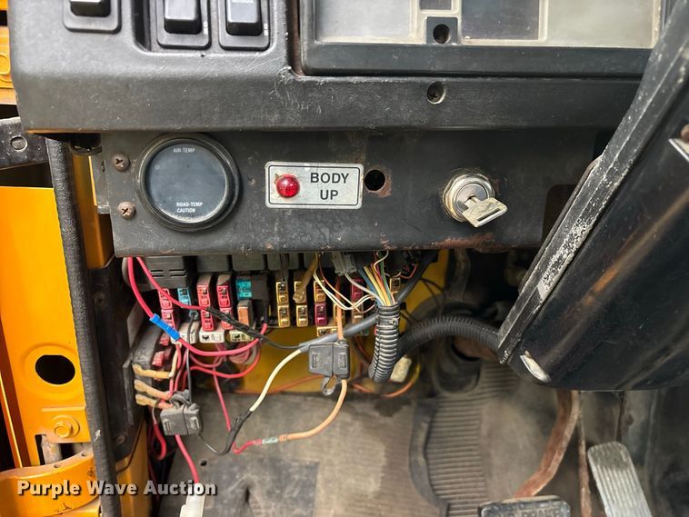 image for item FG0706 2002 International 4900 flatbed truck